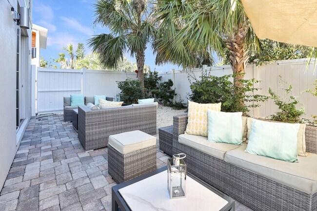 Building Photo - 4bd/3.5bth Perfectly Located Modern Townhouse