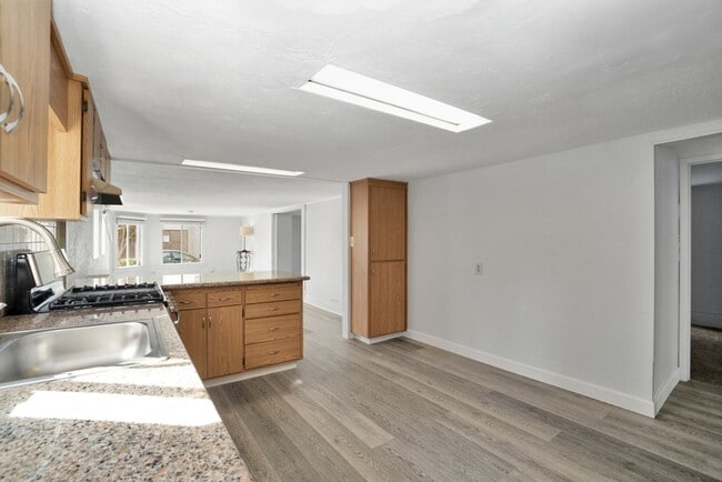 Building Photo - 531 Taylor Ave