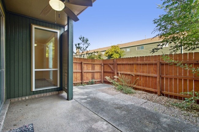 Building Photo - Spacious townhouse for rent! CPS & WATER INCLUDED WITH RENT !