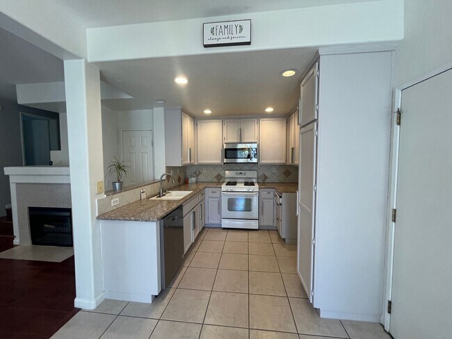 Building Photo - 4 Bedroom Townhome for Rent in Stevenson R...