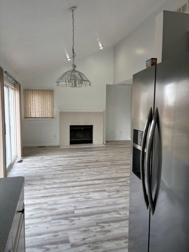 Building Photo - STUNNING LAKE VIEWS, BRIGHTON 3 BEDROOM HOME