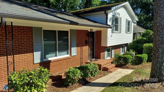 Primary Photo - 3813 Selwyn Ave