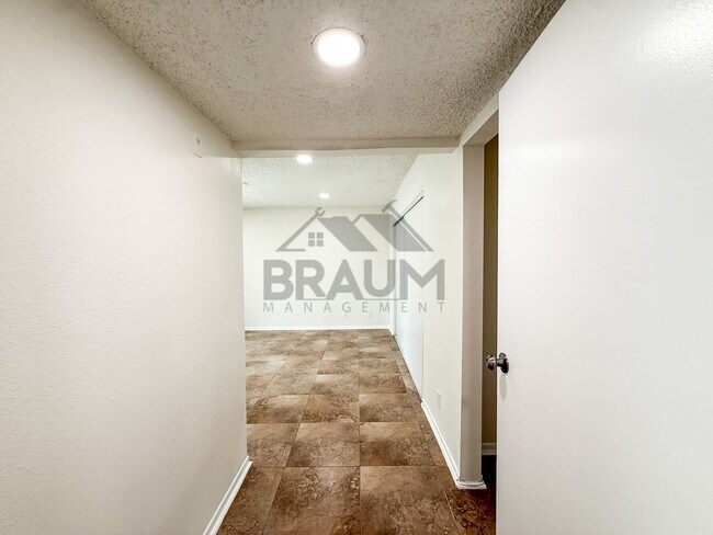 Building Photo - 221 W Elm Ave