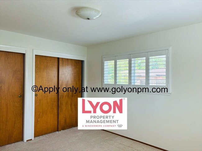 Building Photo - Spacious 2 bedroom, single level duplex in...