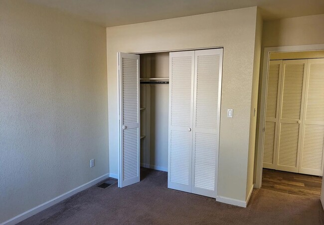 Building Photo - Cute Ranch Style 3 Bedroom, 2 Bath, On 4 A...