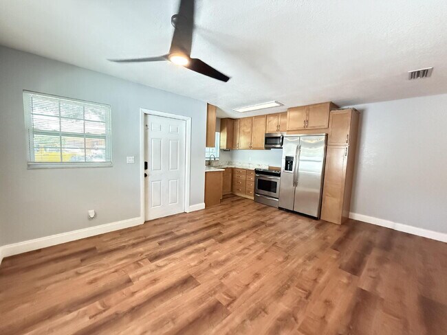 Building Photo - Charming 2-Bed Duplex in Tampa with Modern...