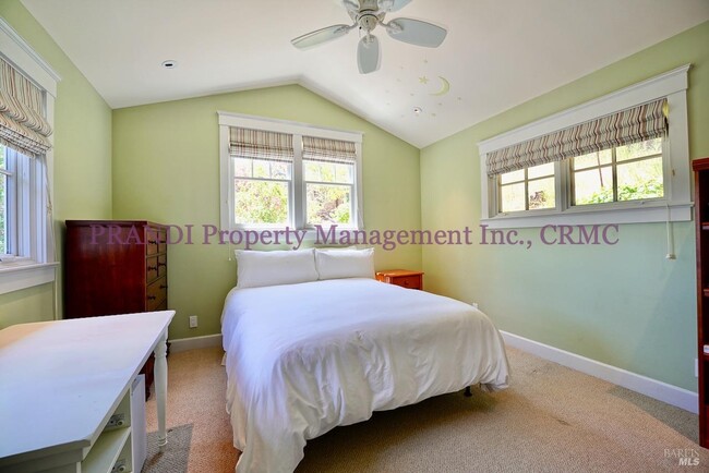 Primary Photo - 422 Live Oak Dr