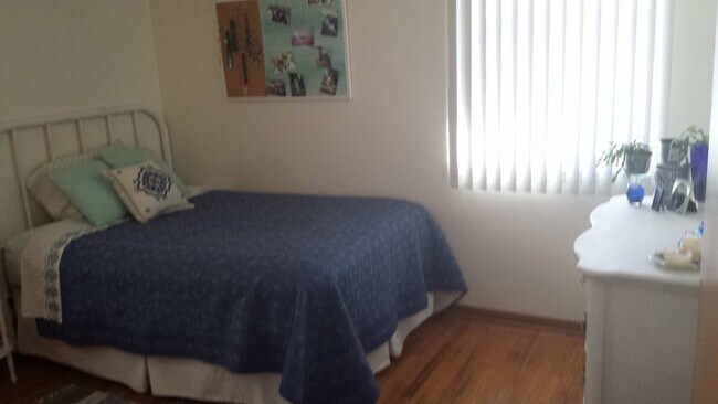Building Photo - North central Ames 2 bedroom duplex with g...
