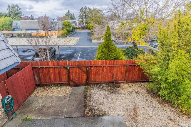 Building Photo - Spacious Renovated Townhouse in Great Napa...