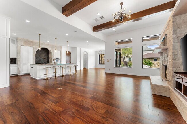 Building Photo - Elevated Executive Living in Lake Forest