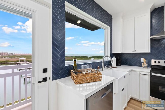 Building Photo - 111 W Sunny Isle Dr