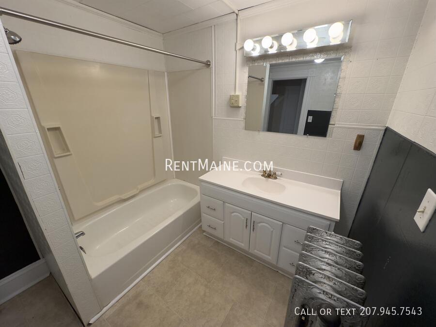 Building Photo - 191 Center St