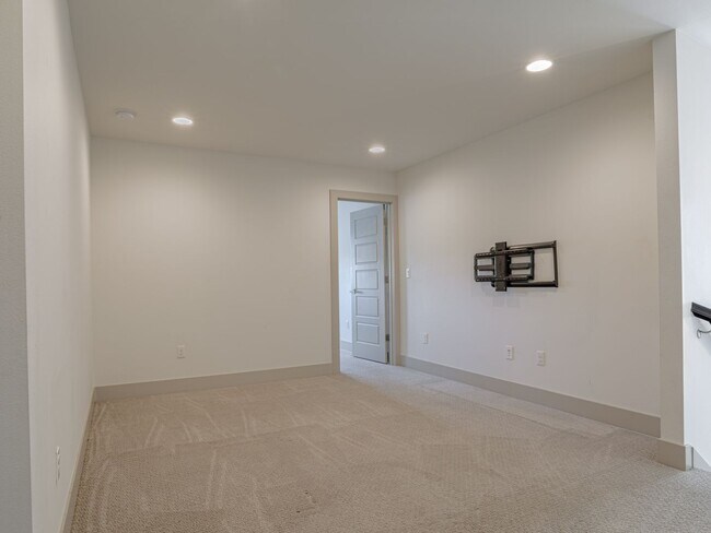 Building Photo - Stunning Ten Trails Home for Rent! 5 bedro...