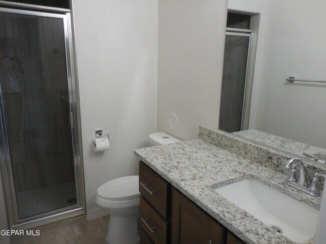 Building Photo - 561 Oakmont