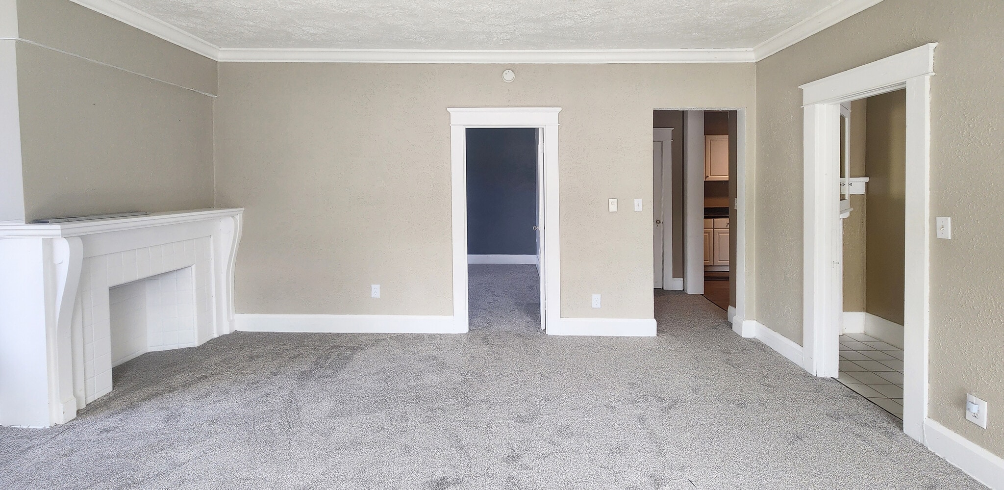 Living Room - 542 6th W St