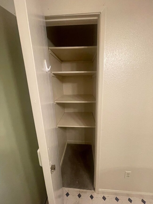 Building Photo - AVAILABLE NOW! 2 bed / 2 Bath near UNR!