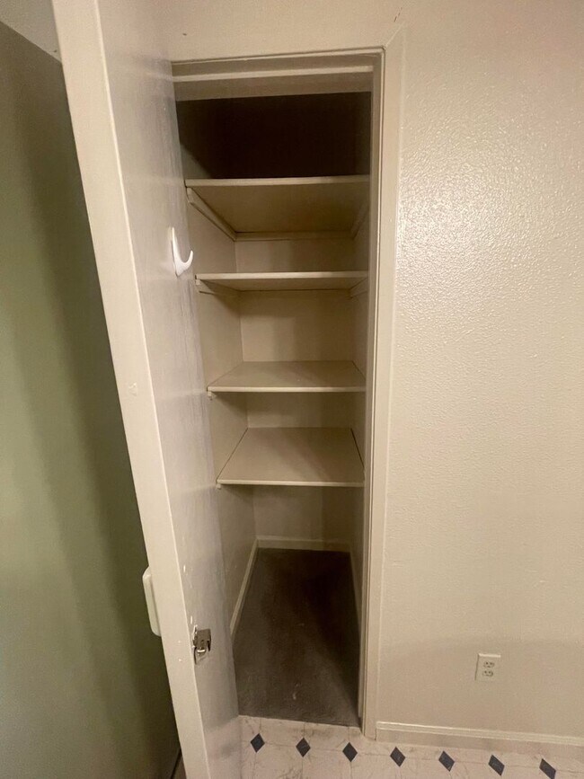 Building Photo - READY NOW! 2 bed / 2 Bath near UNR!