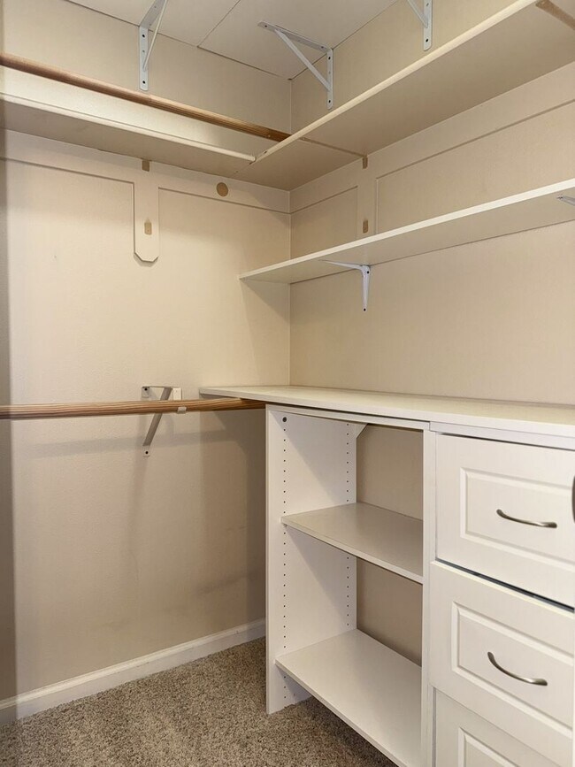 Building Photo - Polished and Chic 4/2 Available NOW!!