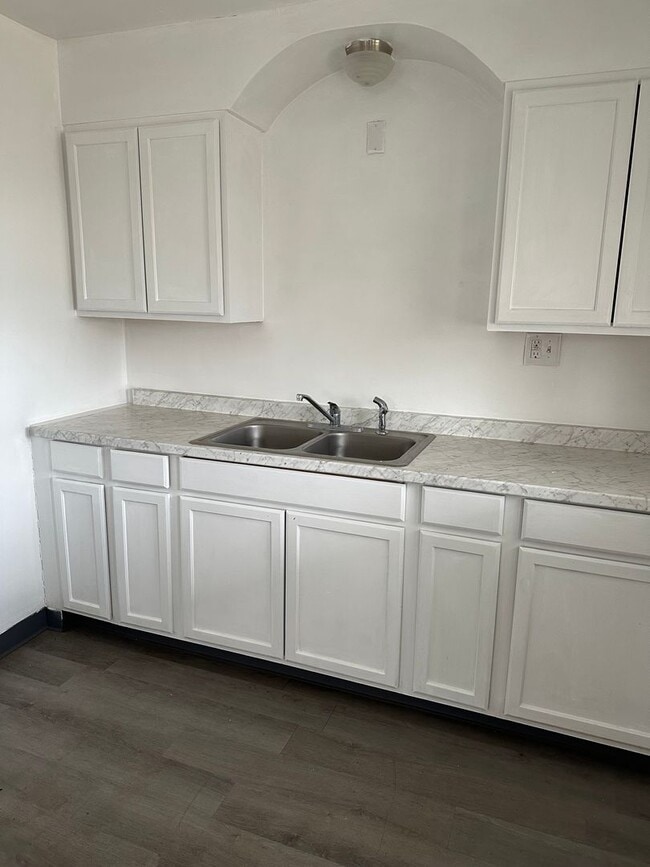 Building Photo - 3 Bedroom Home with Attached Garage