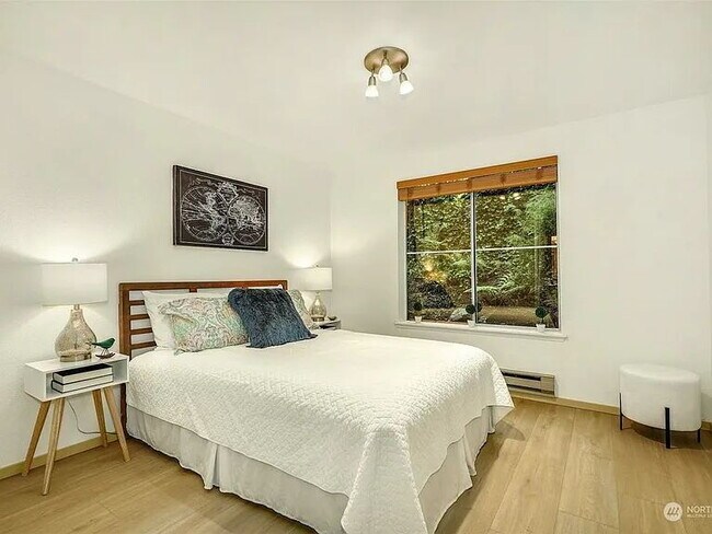Building Photo - "Charming 1-Bedroom Haven in Seattle's Vibrant West Seattle Neighborhood!"