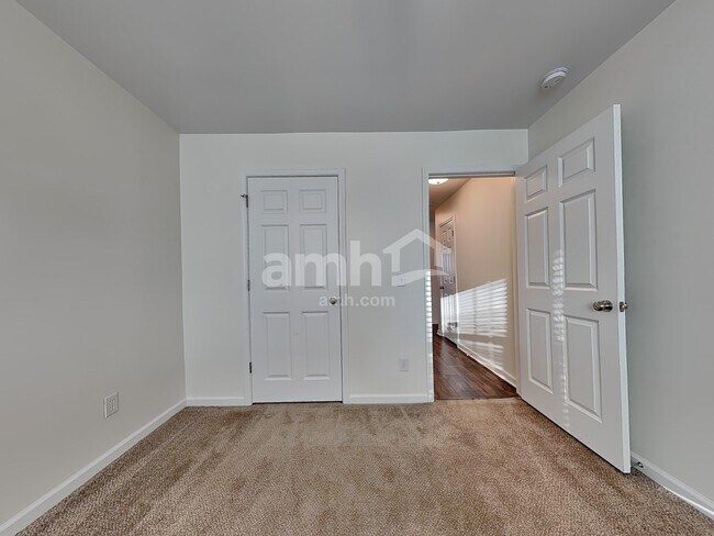 Building Photo - 163 Willow Point Cir