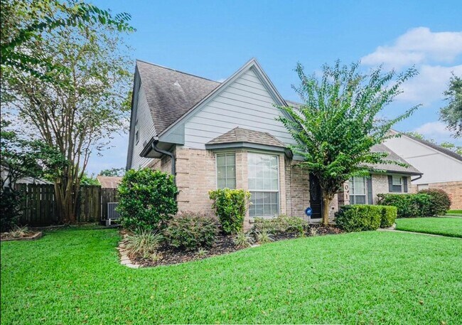 Building Photo - 15014 Hollydale Dr