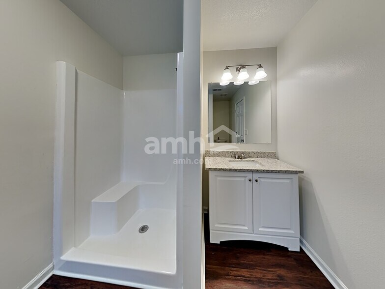 Building Photo - 200 Kingscreek Dr