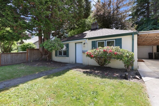 Building Photo - MOVE IN READY! A/C home with 2 bed, 1 bath...