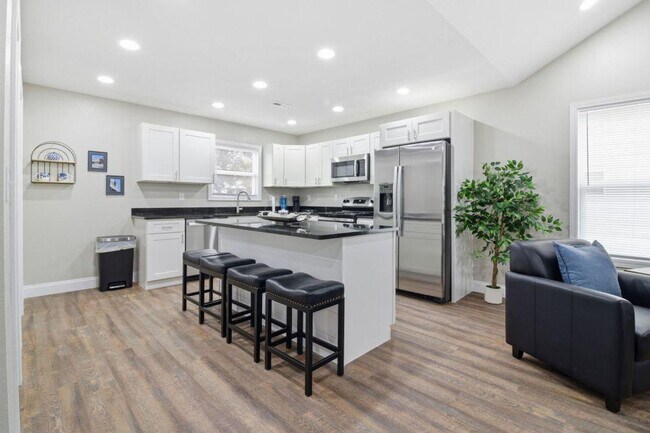 Building Photo - 810 Carson St