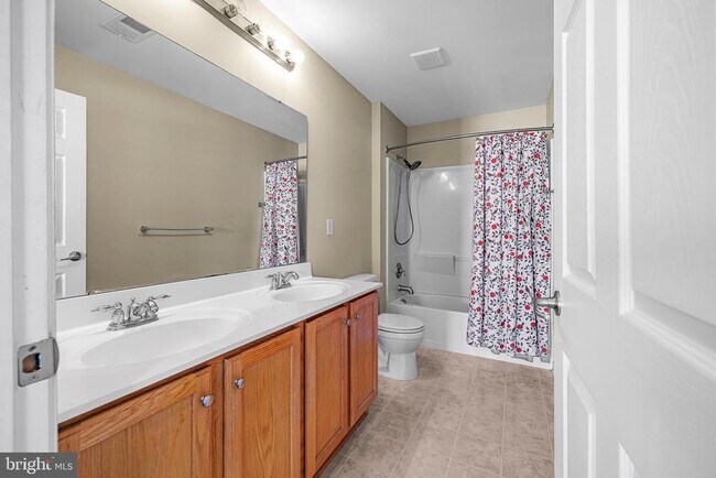 Building Photo - 206 Markham Ct