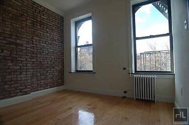 Building Photo - 325 E 5th St