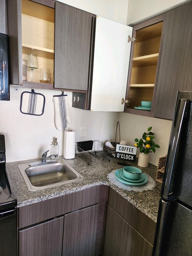 Building Photo - Colonial Gardens Apartments