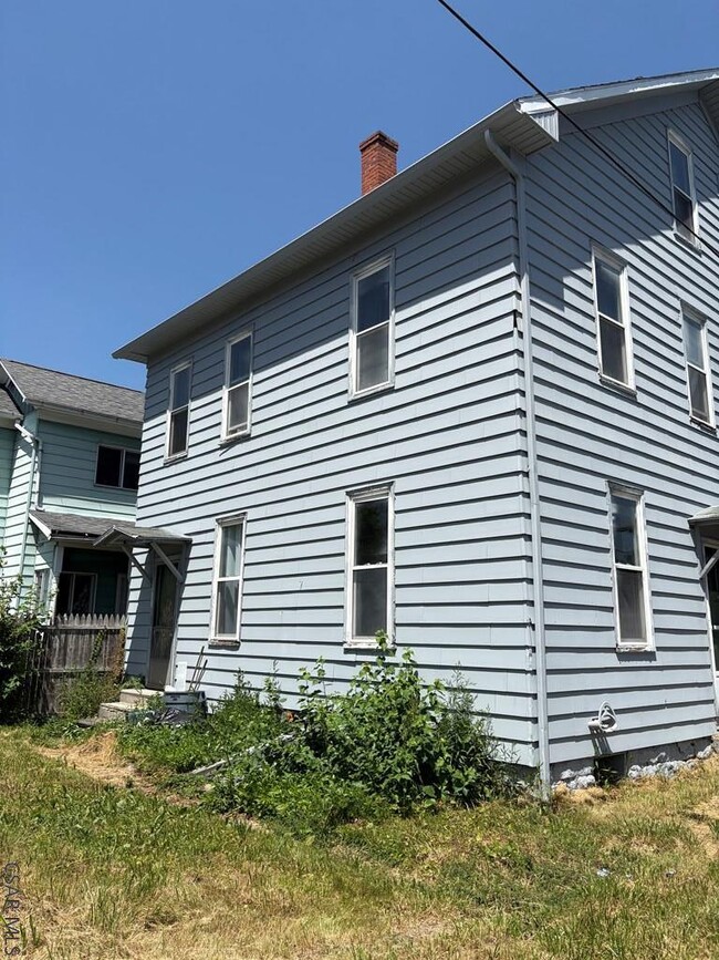 Building Photo - 114 1/2-114 1/2 I St