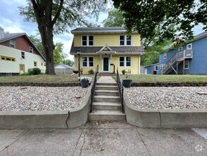 Building Photo - 3 Bed 2 Bath Home with Large Yard and 2-Ca...