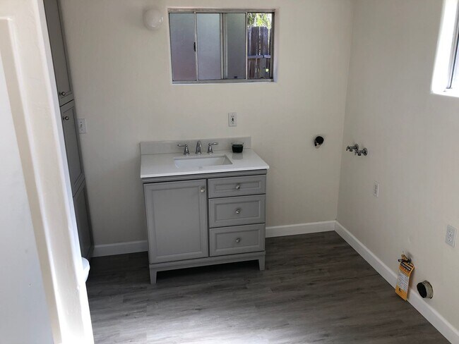 Building Photo - 5457-5457 San Anselmo Rd