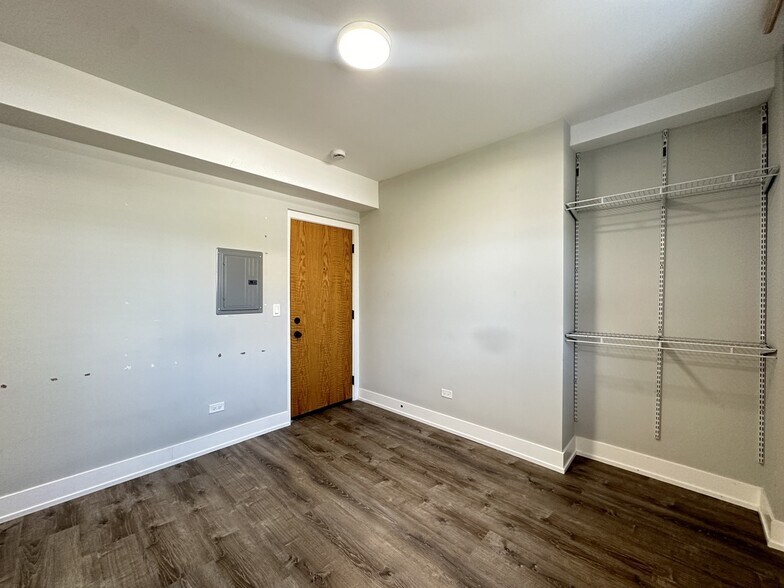 Building Photo - 553 W Belmont Ave