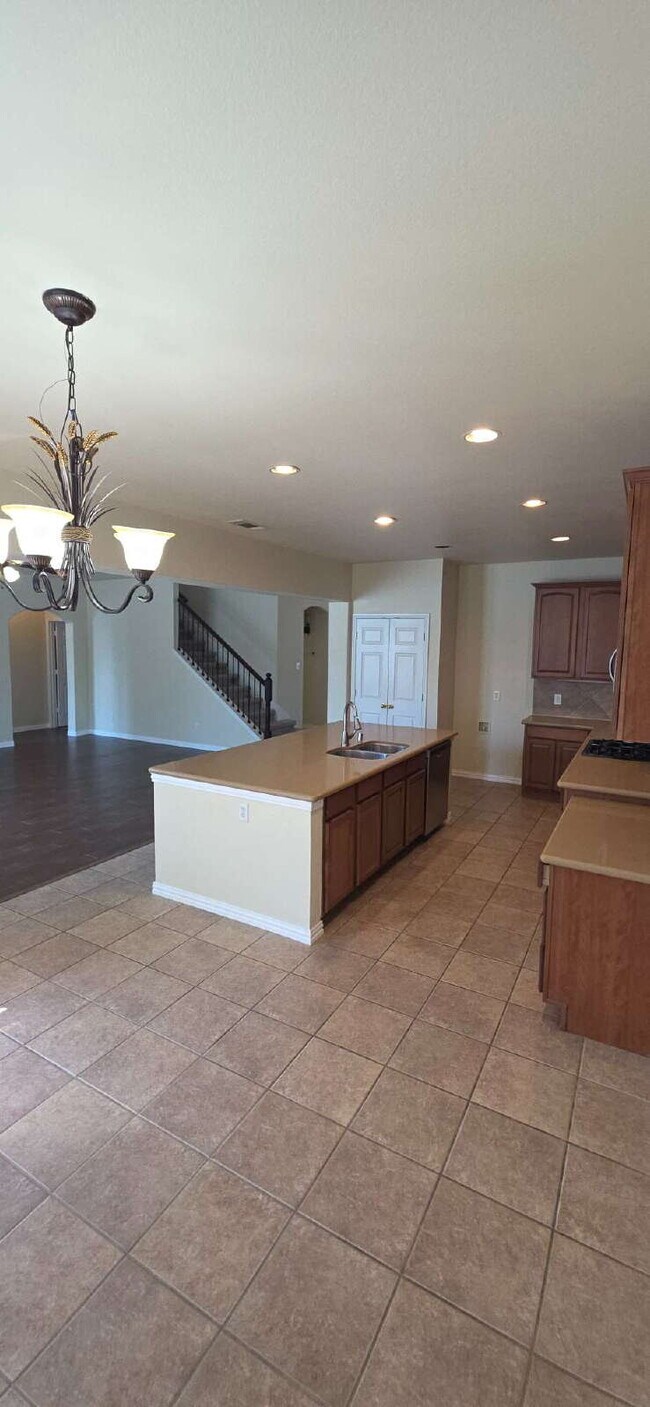 Building Photo - Expansive Mansfield Home with 5 Bedrooms, ...