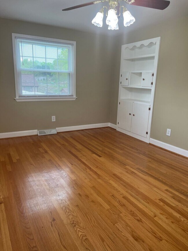 Building Photo - 733 Pine St