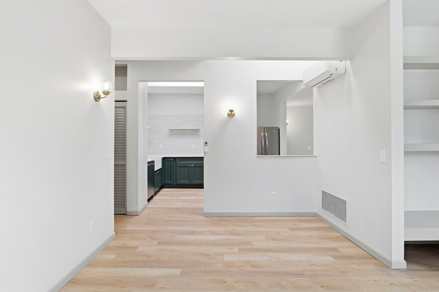 Building Photo - 2387 NW Thurman St