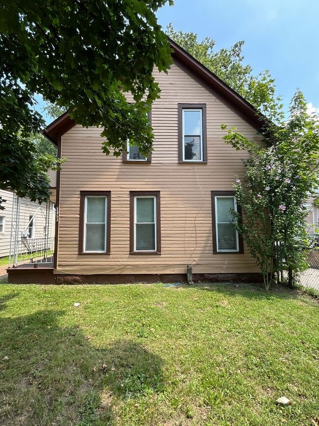 Building Photo - Madison/W.95th neighborhood : 3 bedroom/1 bath single family house available NOW.