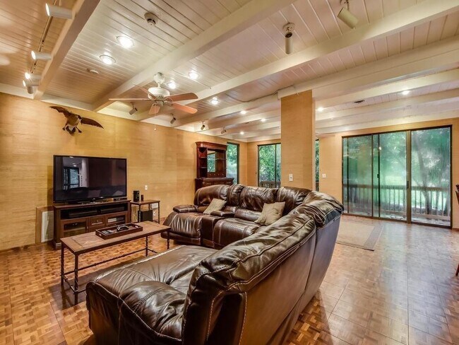 Building Photo - 800 Leonard St