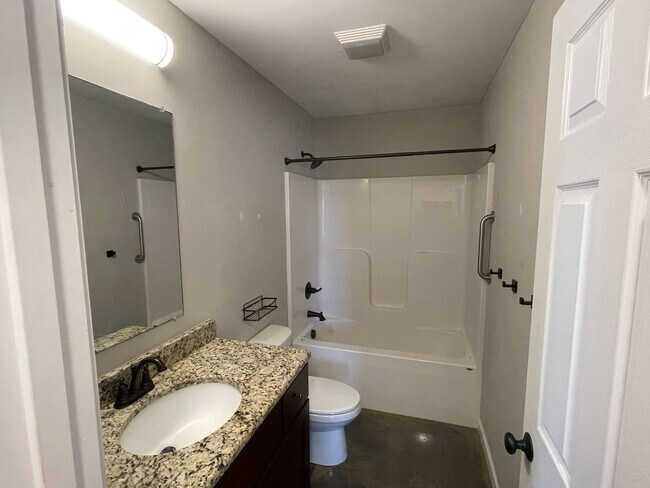 Building Photo - Available December 10th, 2025! 2 BR, 1 BA ...