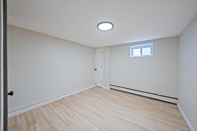 Building Photo - 45 Roslyn Rd