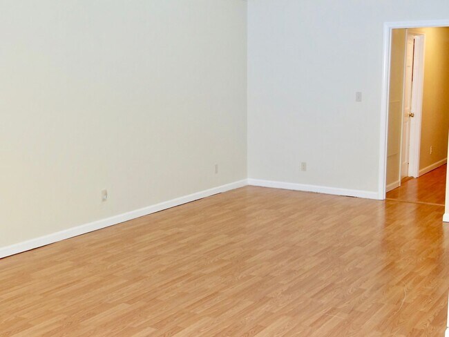 Building Photo - 2 bedroom unfurnished LONG TERM RENTAL in Fairway Ridge