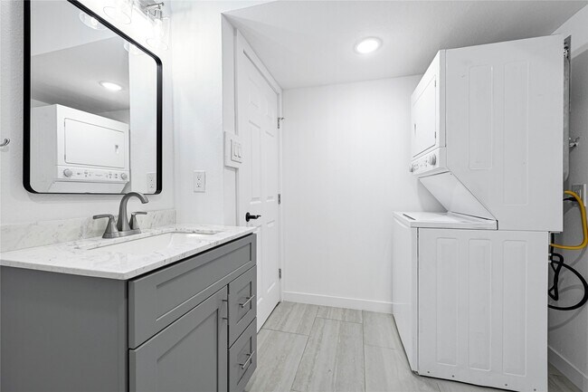 Building Photo - 5718 Eskridge St