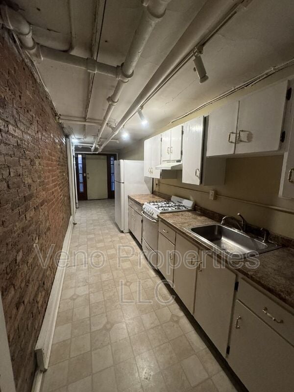 Building Photo - 16 2nd St