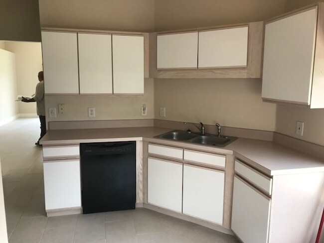 Building Photo - 3-Bedroom For Rent By Posner Park!
