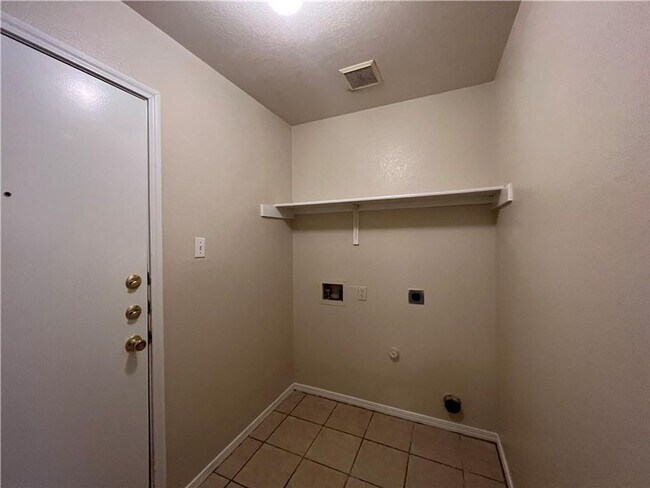 Building Photo - 1033 Christopher Ave