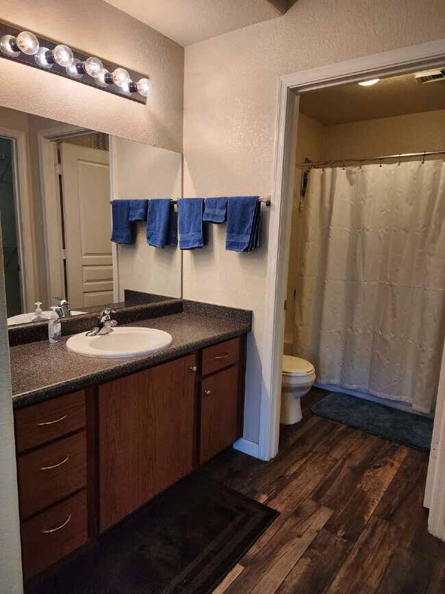 Building Photo - Fully furnished 2 bedroom 2 bathroom unit ...