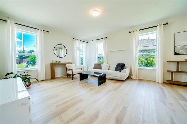 Building Photo - 405 Club House Dr